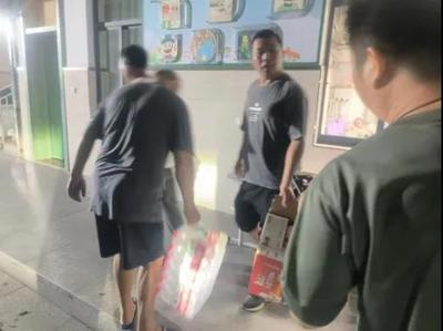 奉賢村居有樓頂破損,光伏板墜掛…臺風搞破壞,“居民害怕,黨員先上!”
